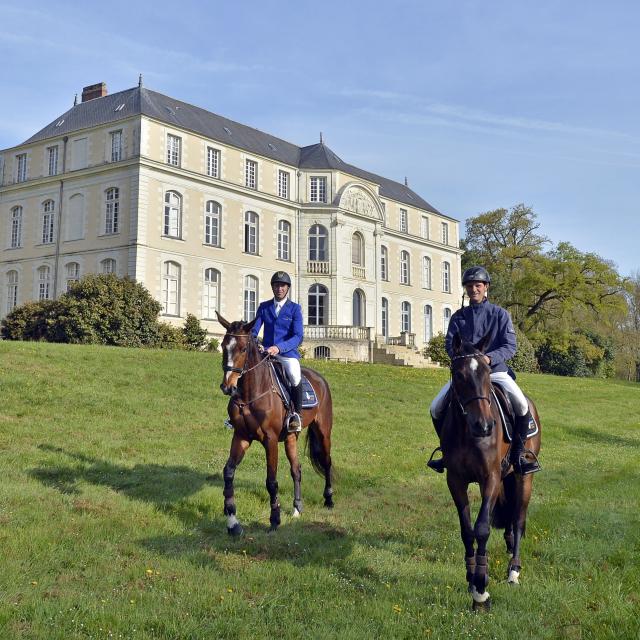 Nicolas Touzaint et Thomas Carlile devant le chteau du Parc Dpartemental de L'Isle Briand au Lion d'Angers (Maine-et-Loire).